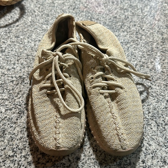 PAPAYA SHOES SIZE 7 - Picture 1 of 3